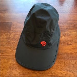 Mountain Hardware women’s running hat black